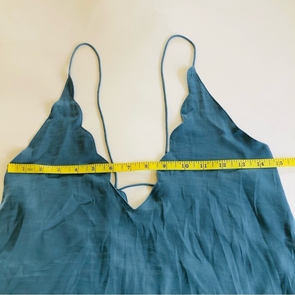 Kimchi Blue Scalloped Silky Spaghetti Straps Plunge V-Neck Cami Top Size XS - Picture 14 of 15